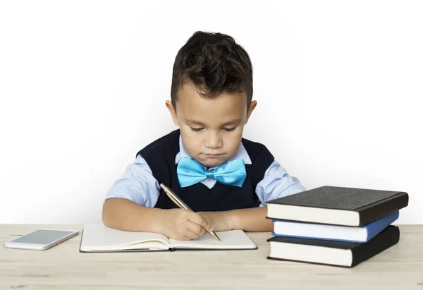 Ragazzo che scrive nel quaderno — Foto Stock