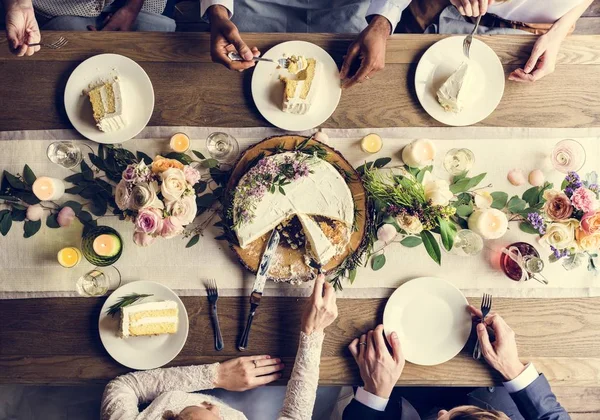 Gelin ve damat pasta kesiyor. 