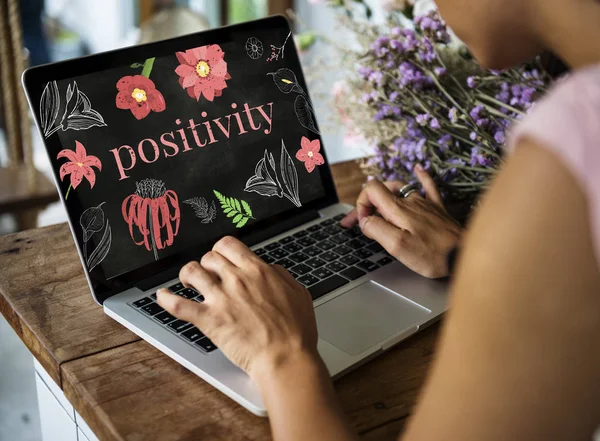 Person typing on laptop — Stock Photo, Image