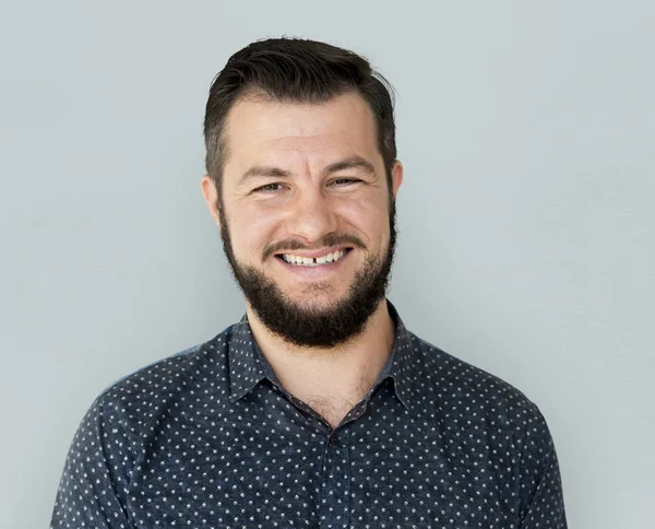 Uomo sorridente con la barba — Foto Stock