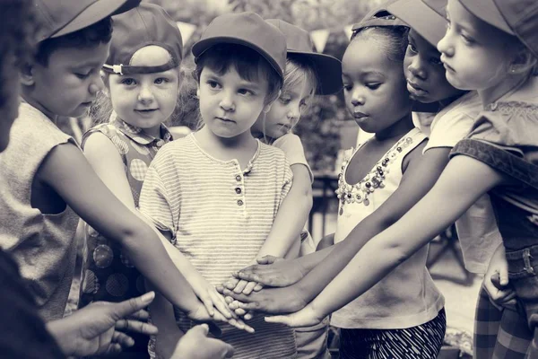 Estudantes dando as mãos juntos — Fotografia de Stock