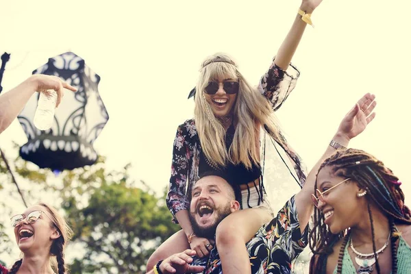 Menschen genießen Musikfestival — Stockfoto