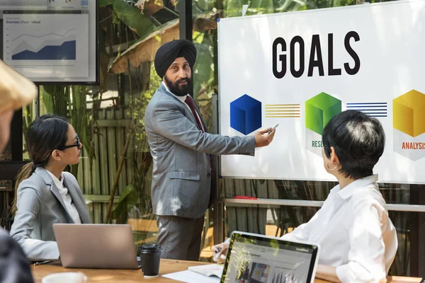 Mensen uit het bedrijfsleven hebben ontmoeting met discussie — Stockfoto