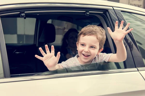 Ragazzo in auto guardando in finestra — Foto Stock