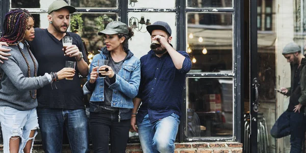 Amigos bebendo cerveja juntos — Fotografia de Stock