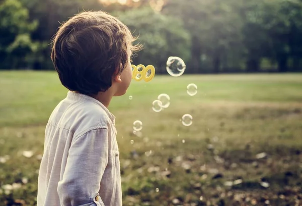 Kluk s bublinami v parku — Stock fotografie