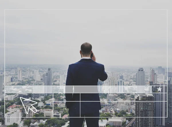 Empresário em pé no telhado do arranha-céu — Fotografia de Stock