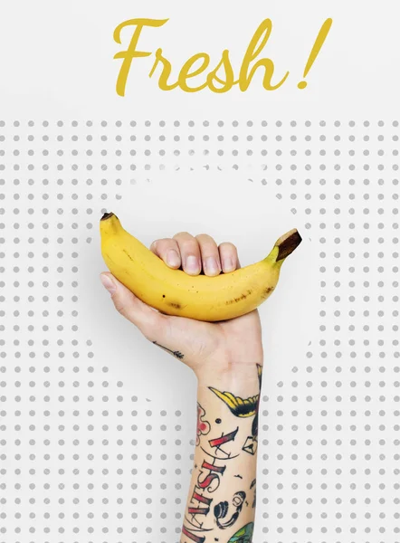 Tätowierte Person mit Banane. — Stockfoto