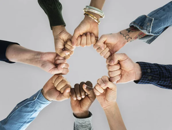 Persone che tengono insieme i pugni — Foto Stock