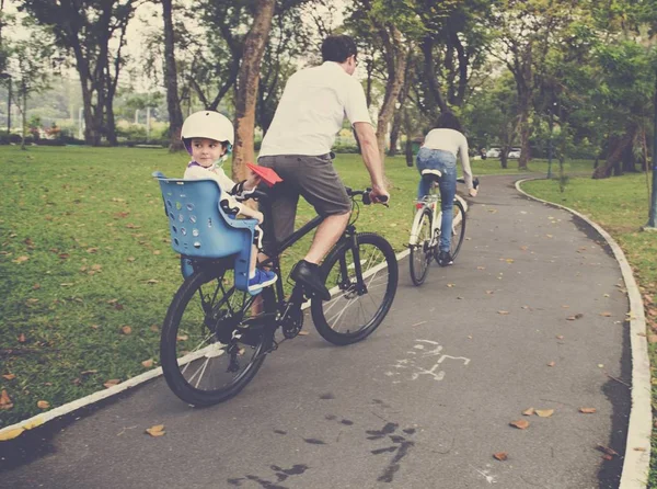Rodziny na rowerze w parku — Zdjęcie stockowe