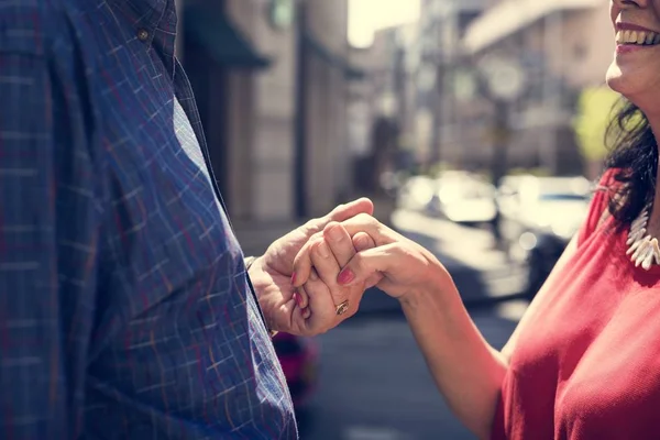 Persone che tengono le mani — Foto Stock