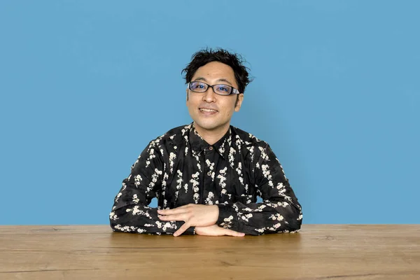 Lächelnder asiatischer Mann mit Brille — Stockfoto
