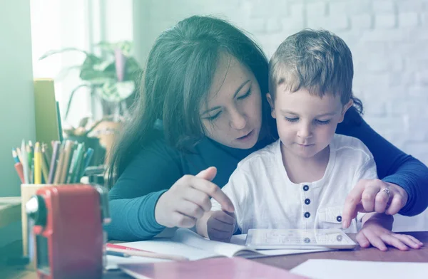 Anne ve oğlu tablet kullanma