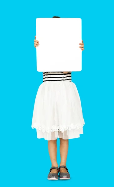 Chica cubriendo la cara con cartel en blanco —  Fotos de Stock