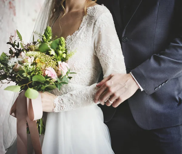 Braut und Bräutigam stehen zusammen — Stockfoto