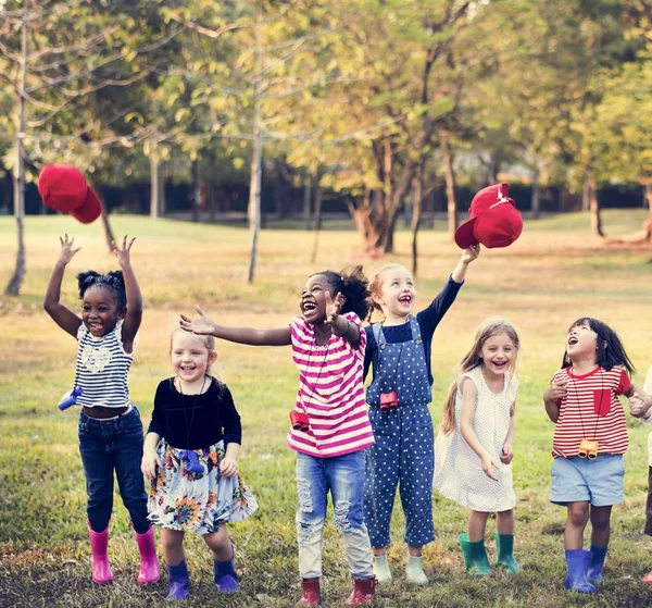 Çocuklar oyun alanında birlikte