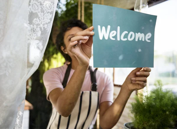 Billboard ile çalışan kadın 