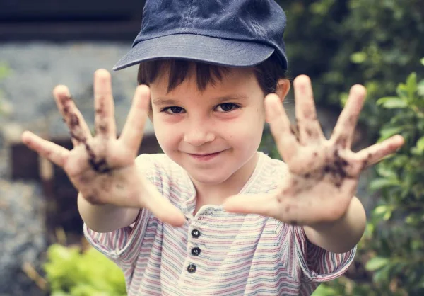 Niño en un jardín experimentando la naturaleza —  Fotos de Stock