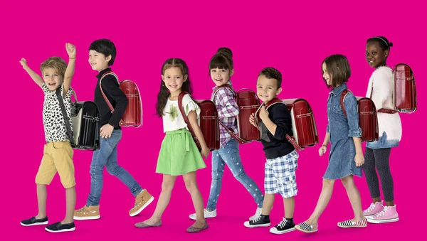 Sırt çantaları ile yürüme çocuklar — Stok fotoğraf