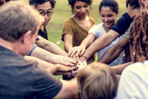 Personas sosteniendo las manos juntas — Foto de Stock