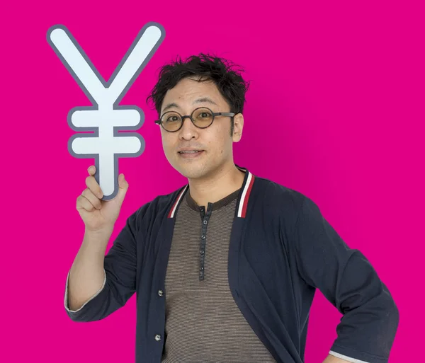 Mann mit Brille hält Yen-Zeichen — Stockfoto