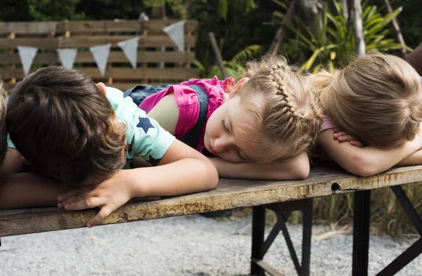 Niños durmiendo en el parque — Foto de Stock