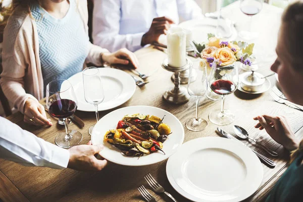 Menschen essen im Restaurant — Stockfoto