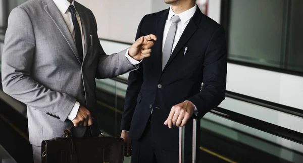 Los hombres de negocios viajan con equipaje — Foto de Stock