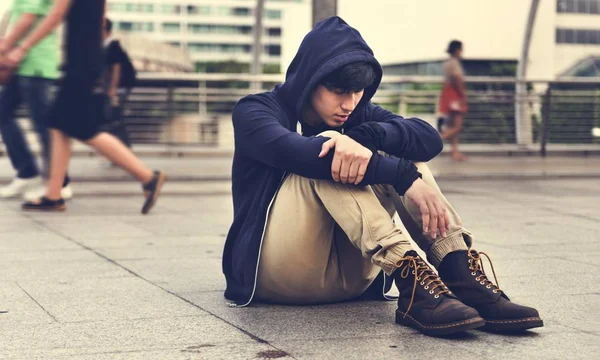 Deprimido hombre en la calle — Foto de Stock