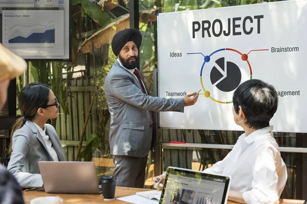 Mensen uit het bedrijfsleven hebben ontmoeting met discussie — Stockfoto