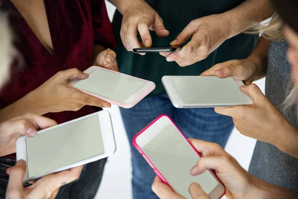 Hände halten Mobiltelefone — Stockfoto