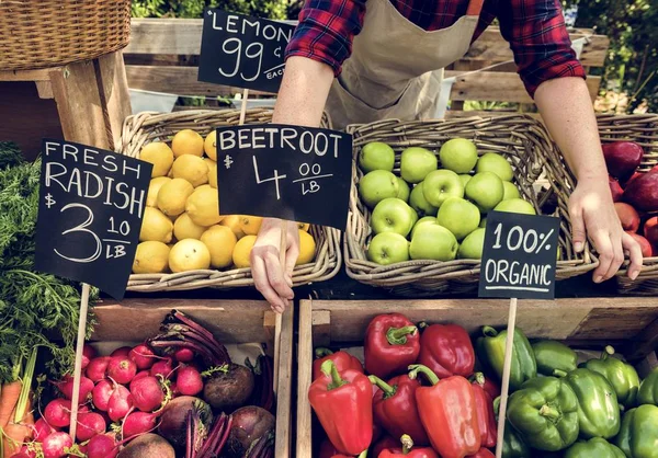 Greengrocer готовит продукты на рынке — стоковое фото