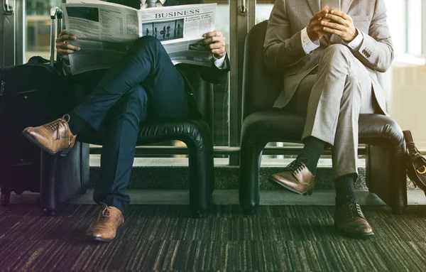 Homens de negócios lendo jornal — Fotografia de Stock