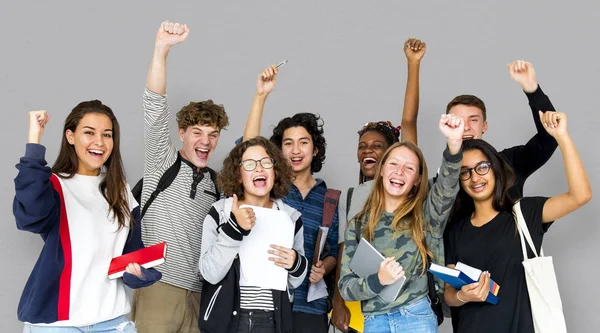 Étudiants souriants debout dans le studio — Photo