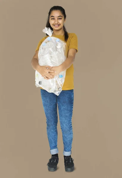 Женщина пластиковые бутылки в мешок — стоковое фото