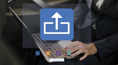 Arabaya dizüstü kullanarak işadamı