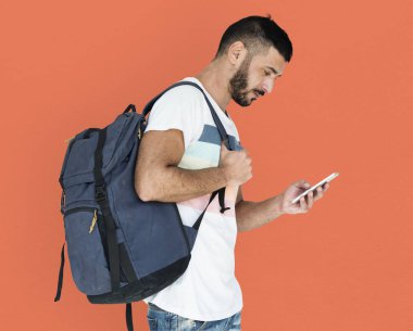 Cep telefonu kullanan adam 