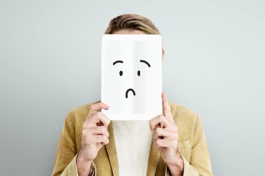 Dijital tablet kapsayan yüz tutan adam