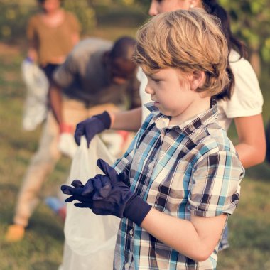 Çocuk parkta çöp toplama