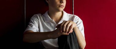 okul koridorda ağlayan çocuk