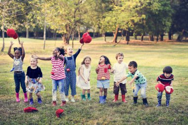 Çocuklar oyun alanında birlikte