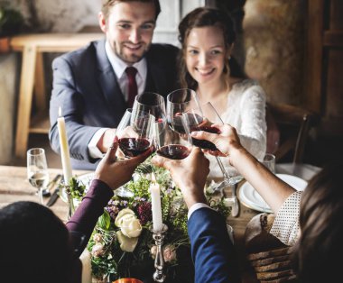 İnsanlar düğün masada kutlamak 