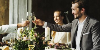 insanlar düğün kutluyor