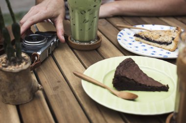 Brownie tatlı plaka üzerinde