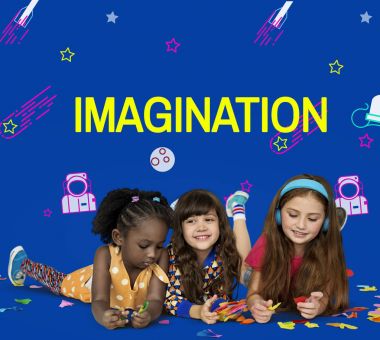 birlikte oynayan çok ırklı kızlar