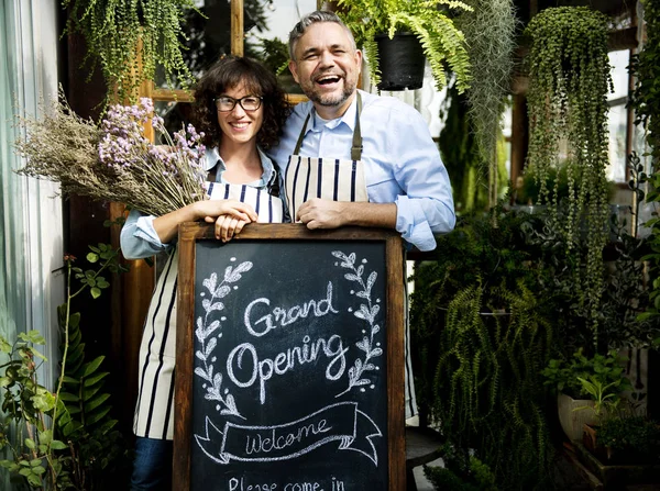 Uomo e donna con grande segno di apertura — Foto Stock