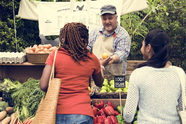 La gente toma verduras en el Mercado Orgánico — Foto de Stock