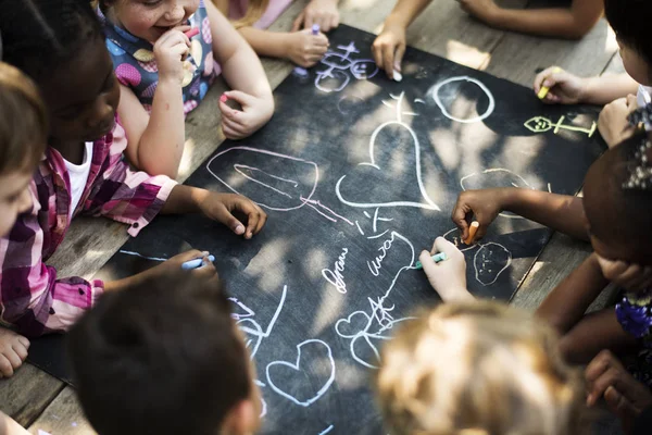Grupa dzieci, rysowanie na tablicy — Zdjęcie stockowe