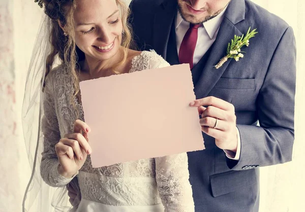 Bride and Groom Showing Blank Paper — Stock Photo, Image