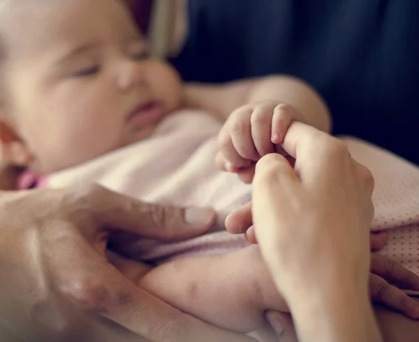 Bebê recém-nascido segurando o dedo da mãe — Fotografia de Stock